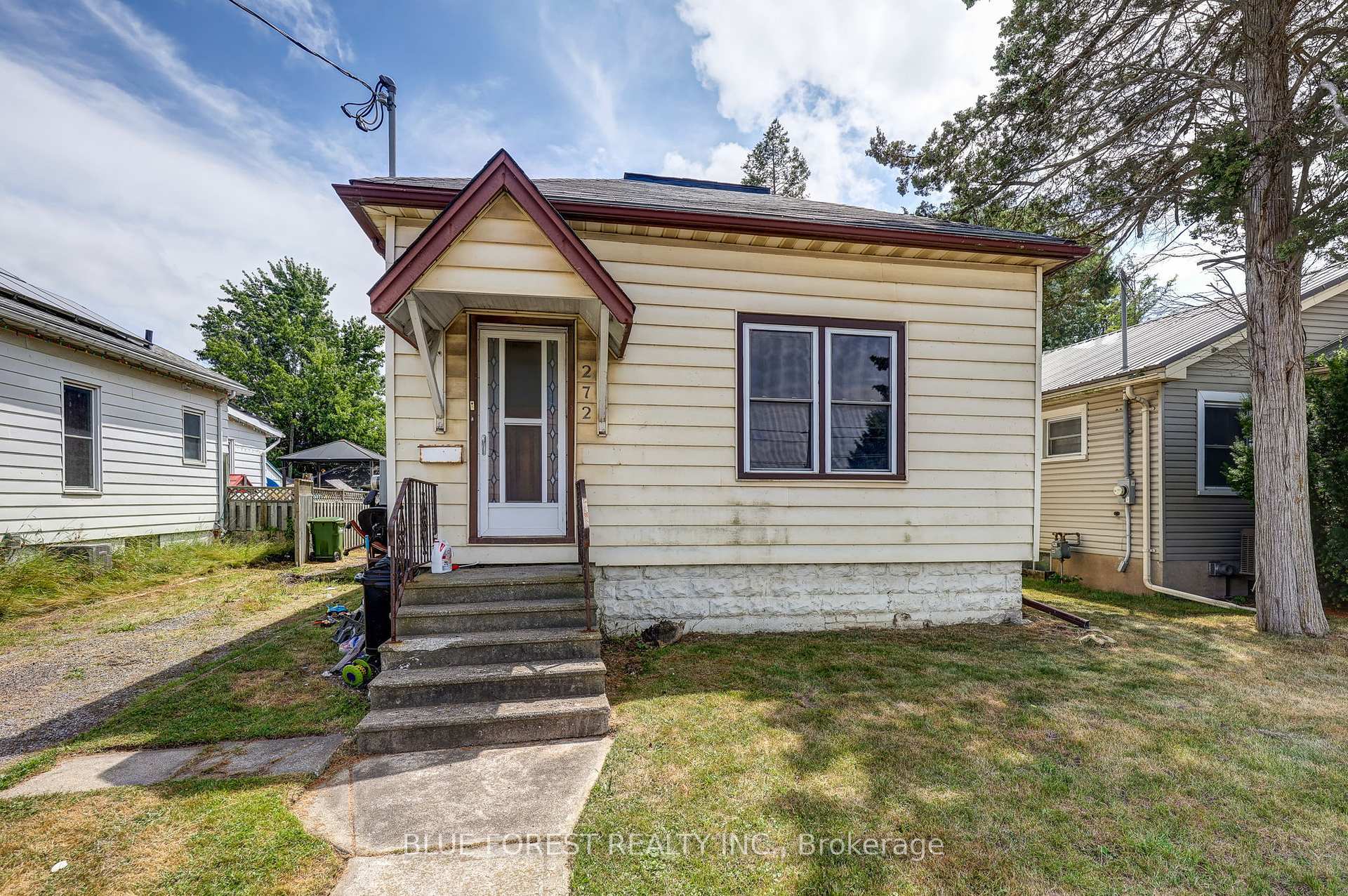 Property Photo: 272 Wellington Street N ON N5R 2S8