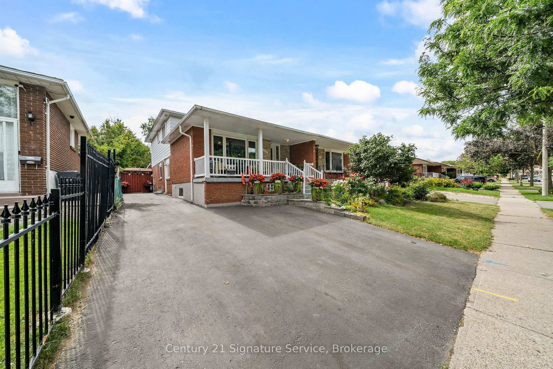 Photo de la propriété: 144 Voltarie Crescent ON L5A 2A4