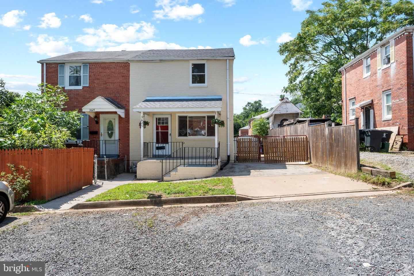 Property Photo: 3625 S Four Mile Run Drive VA 22206