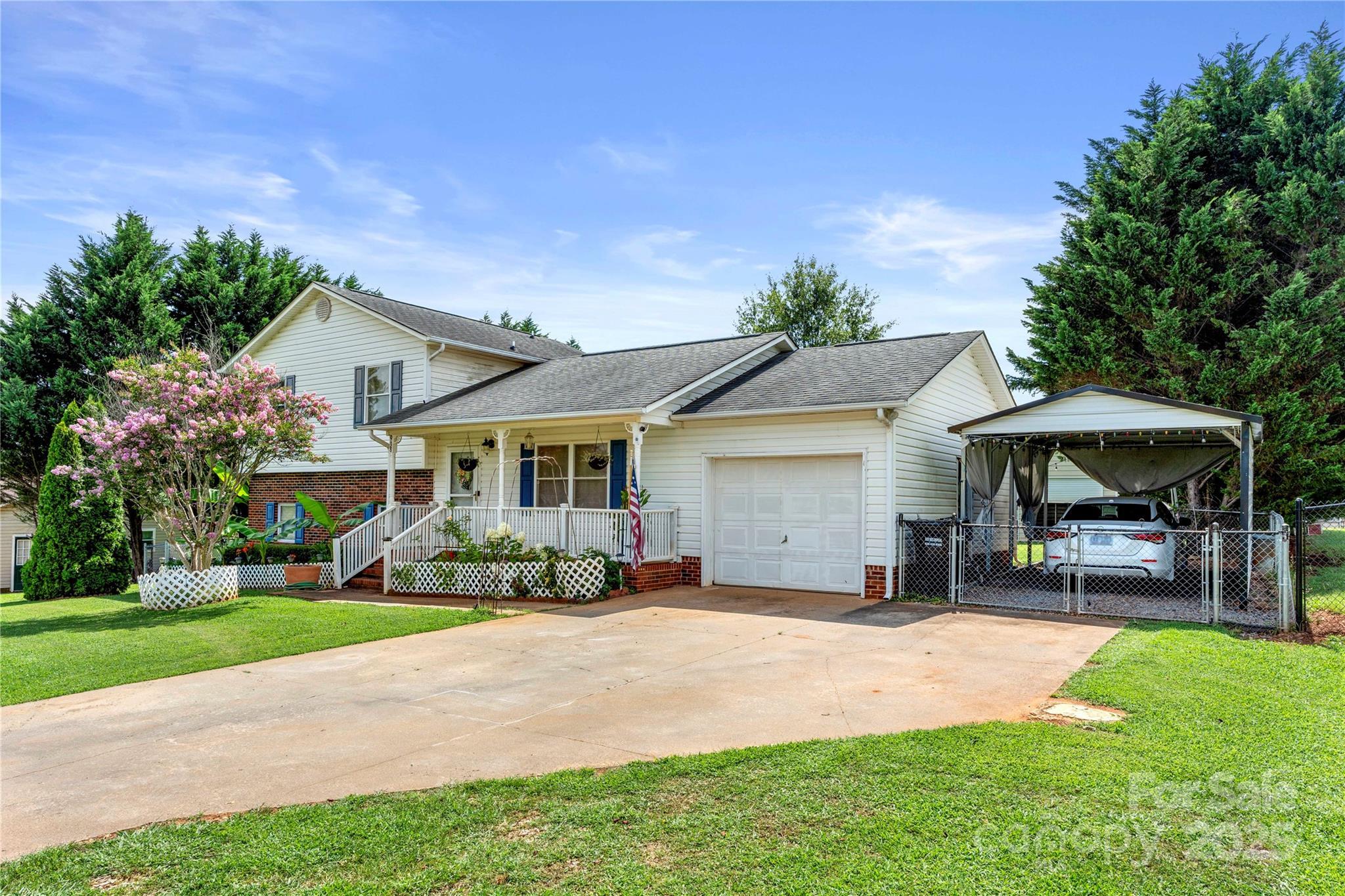 Property Photo: 938 Lyndsey Brook Court NC 28092
