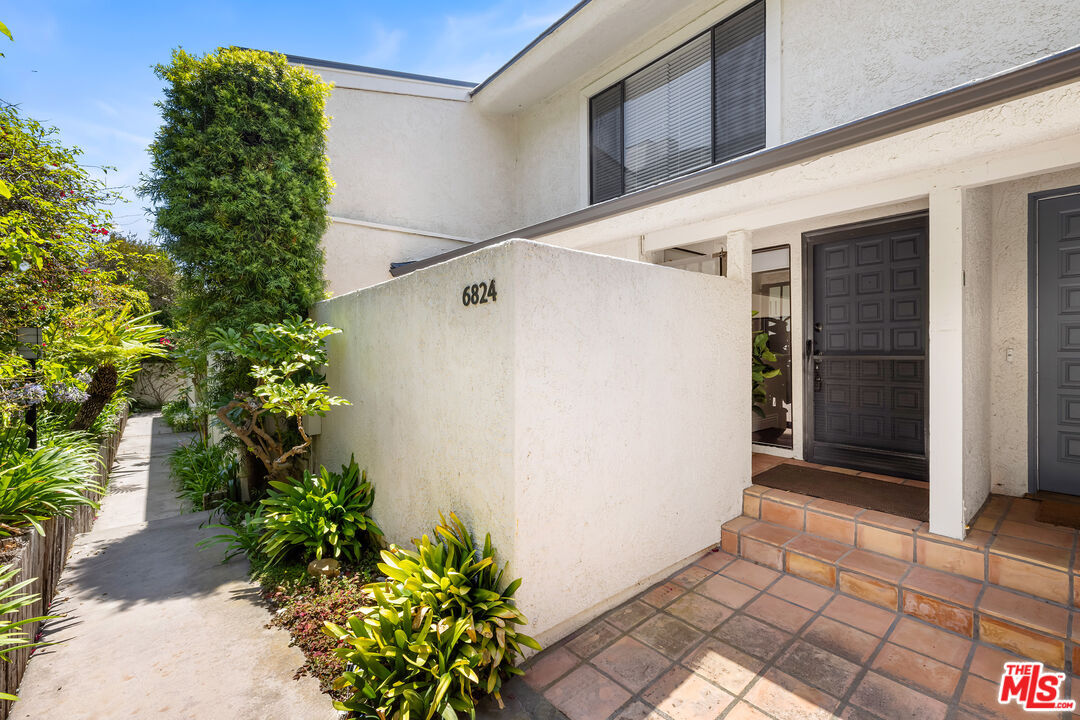 Property Photo: 6824 Las Olas Way CA 90265