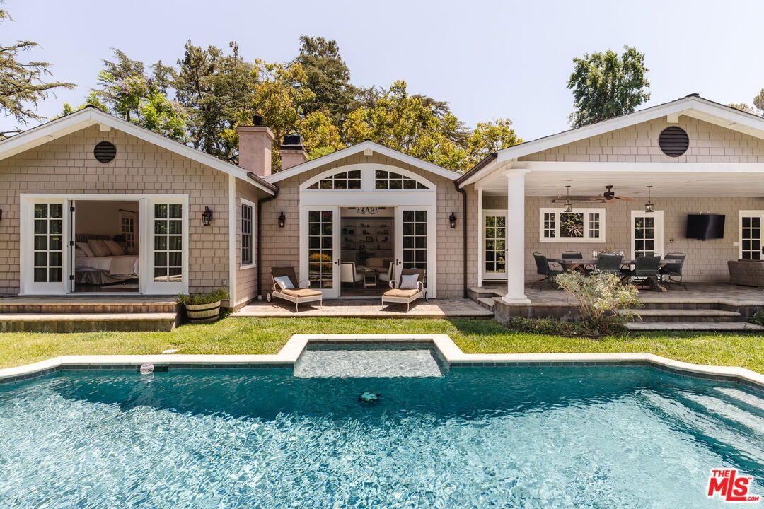 Property Photo: 4237 Bluebell Ave CA 91604
