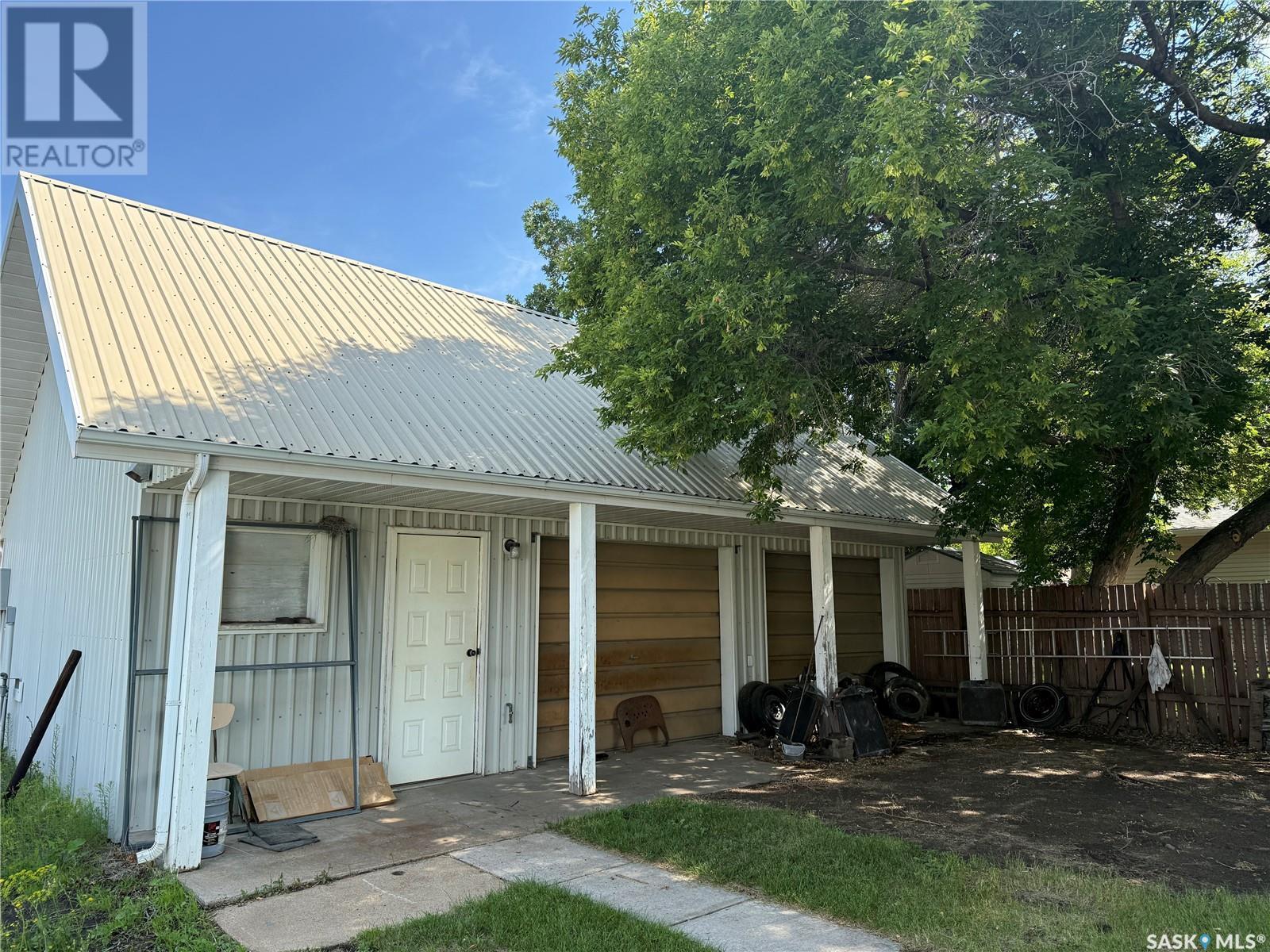 Property Photo:  629 Henry Street  SK S4A 1M9 