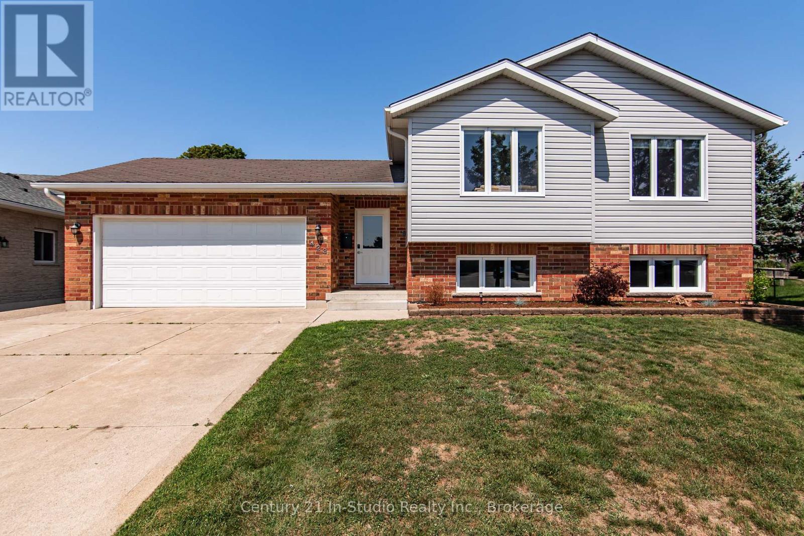 Photo de la propriété: 423 St Clair Court ON N2Z 3B4