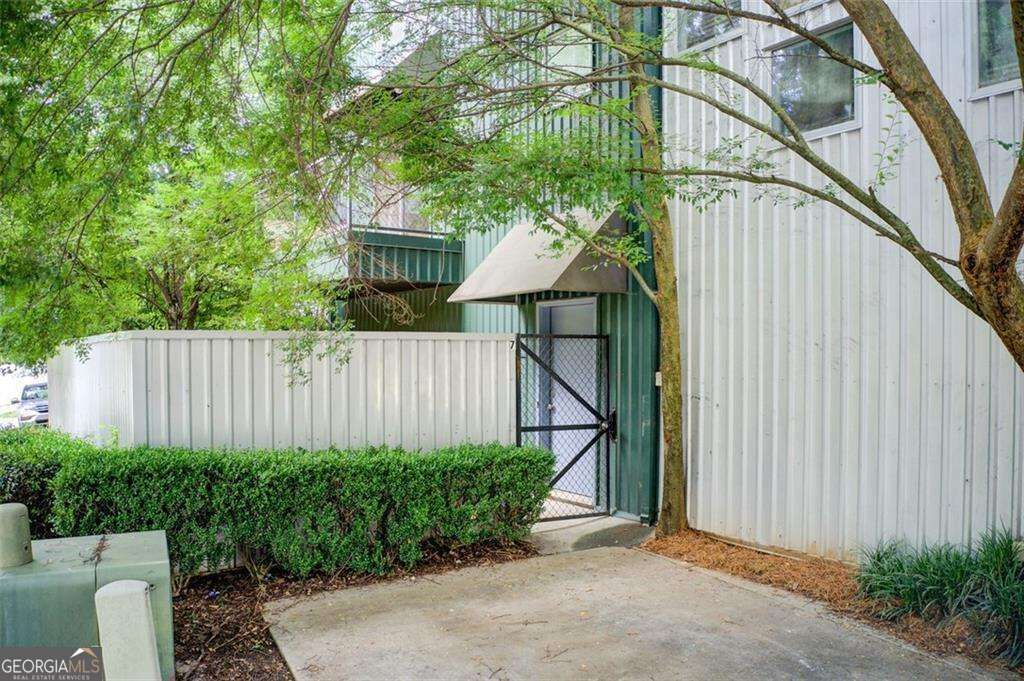Property Photo: 241 Maynard Terrace SE 7 GA 30316