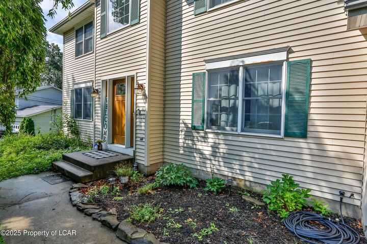Property Photo:  23 Red Coat Lane  PA 18707 