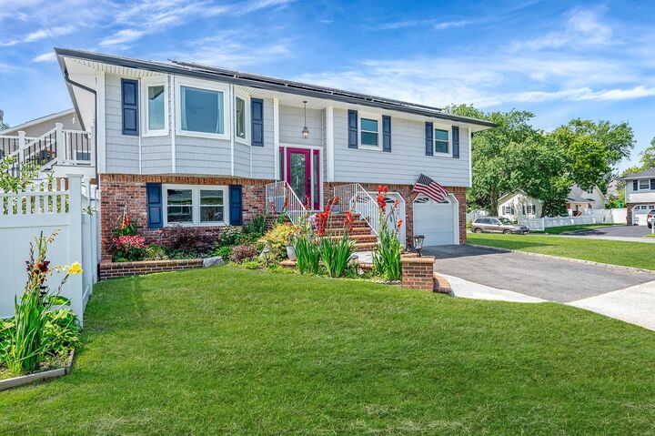 Property Photo:  6 Holly Road  NY 11769 