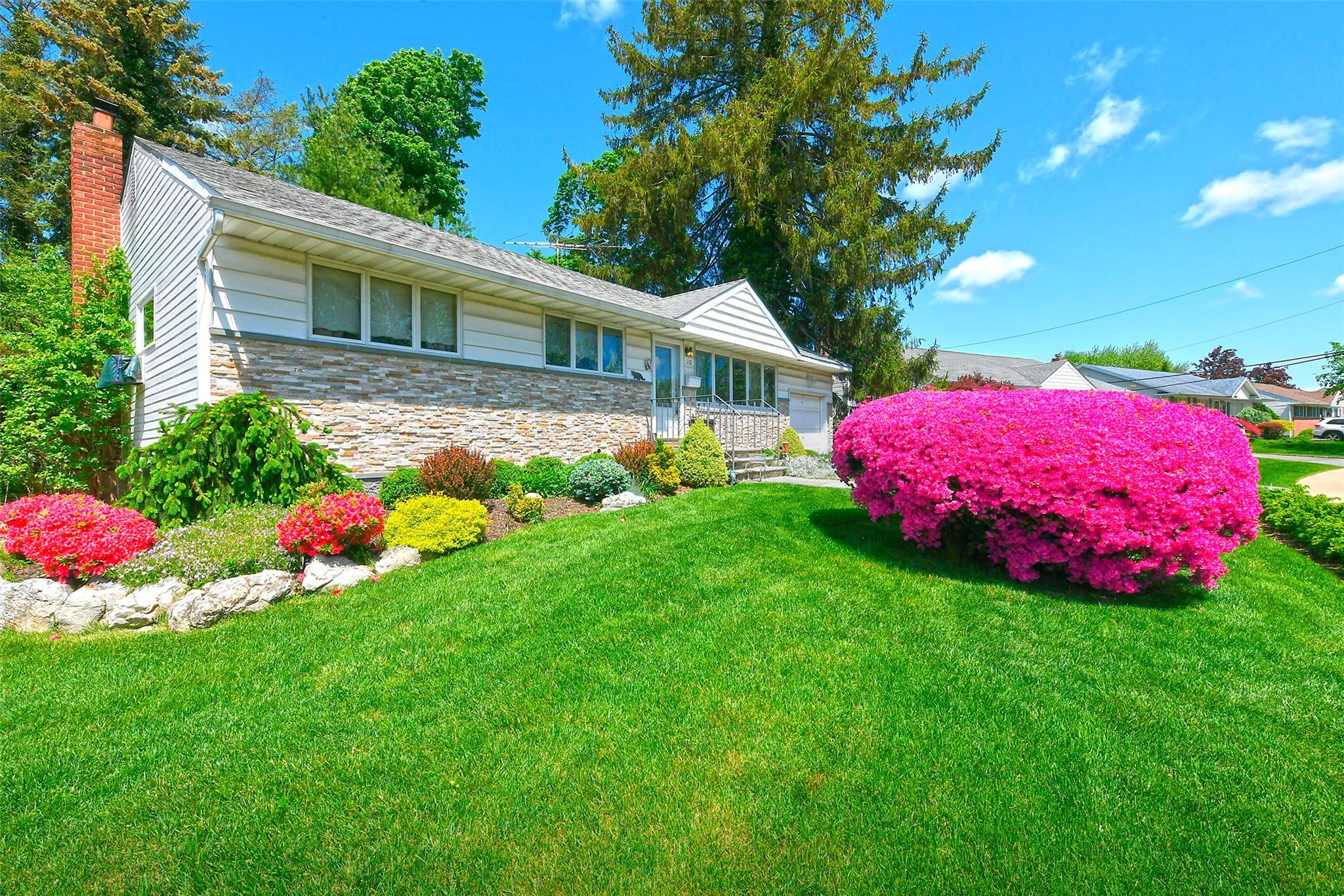 Property Photo:  10 Lee Place  NY 11804 