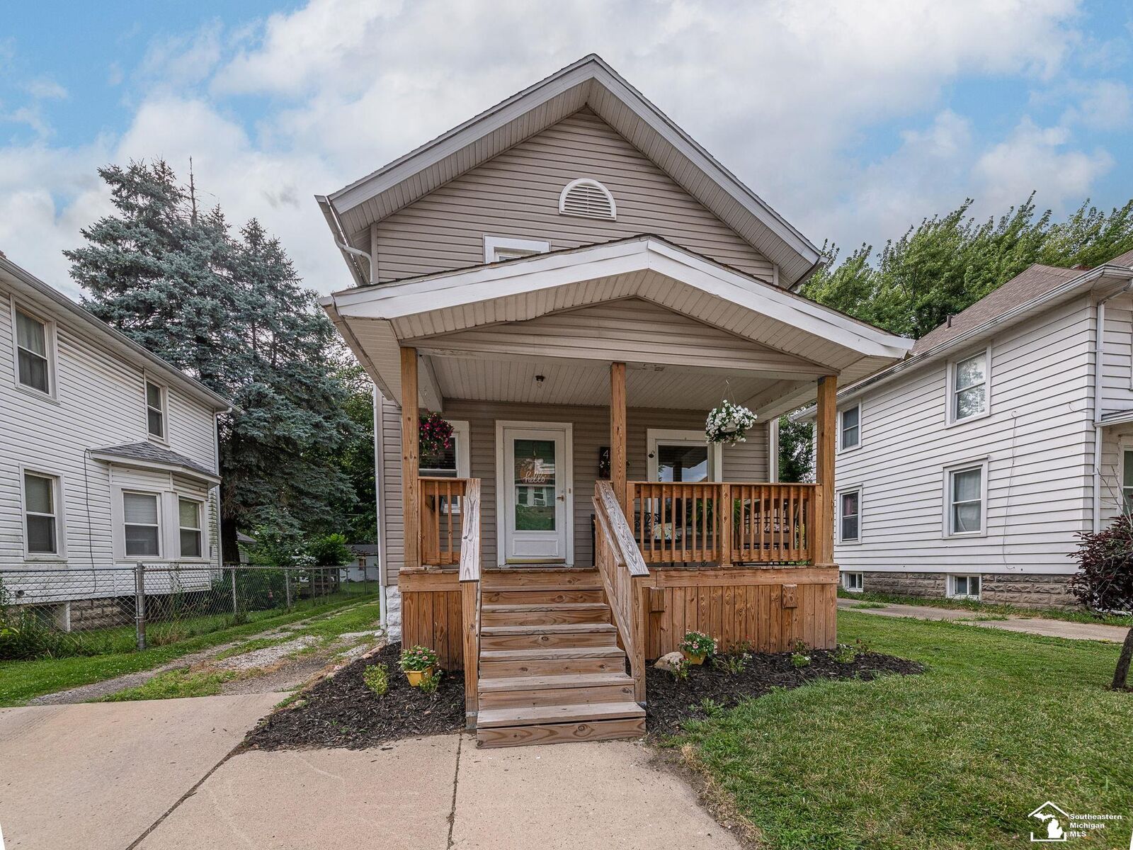 Property Photo:  417 Fern Court  MI 48162-2601 