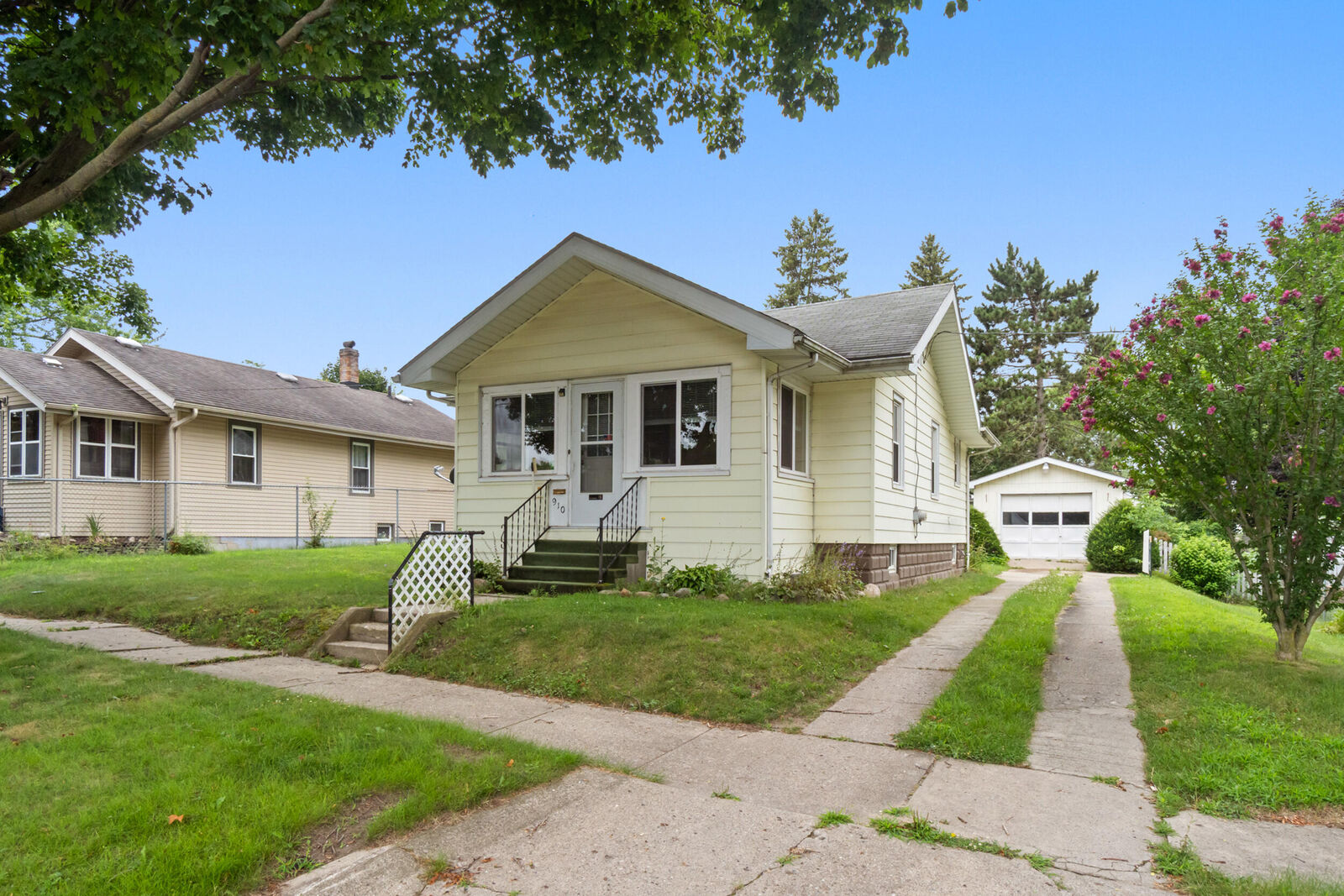 Property Photo:  910 Bush Street  MI 49202 