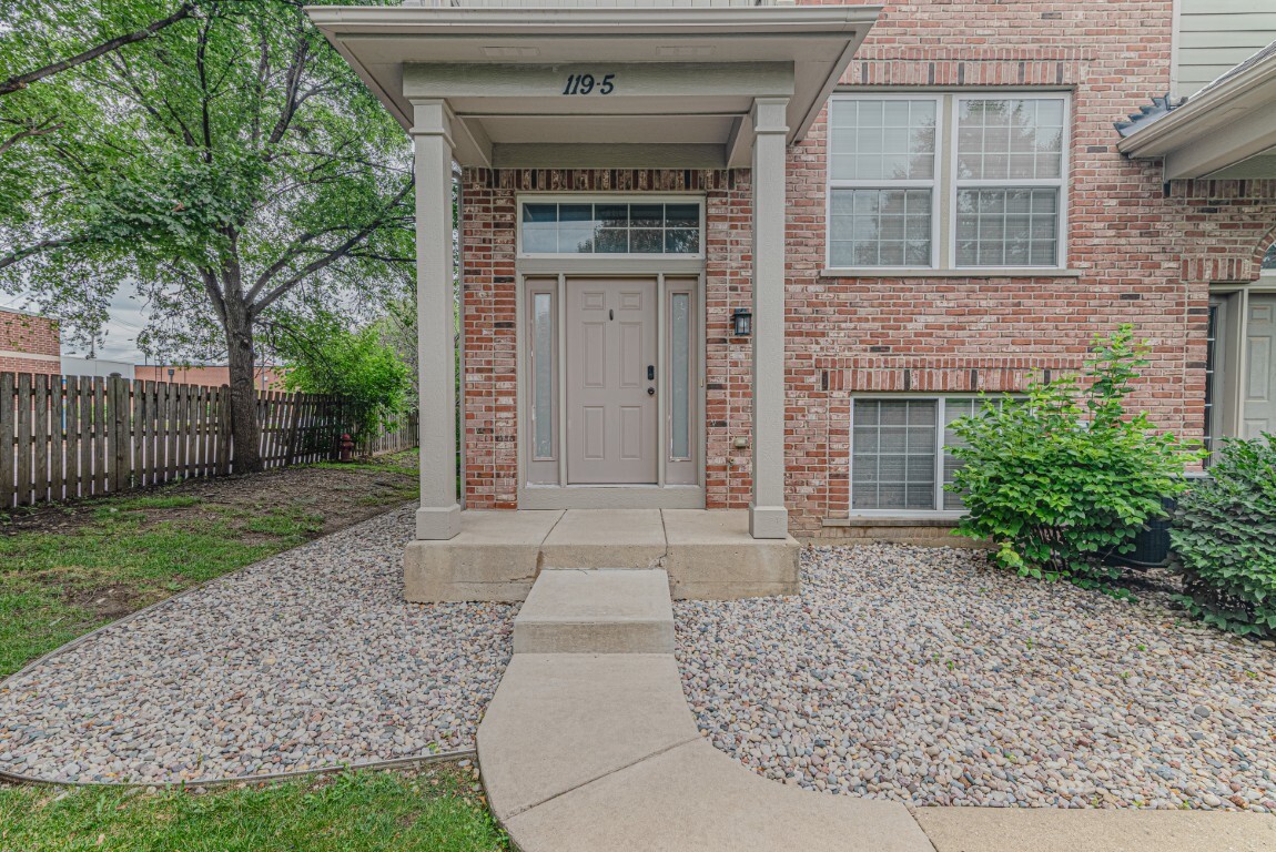 Property Photo: 119 Blackhawk Court 5 IL 60191