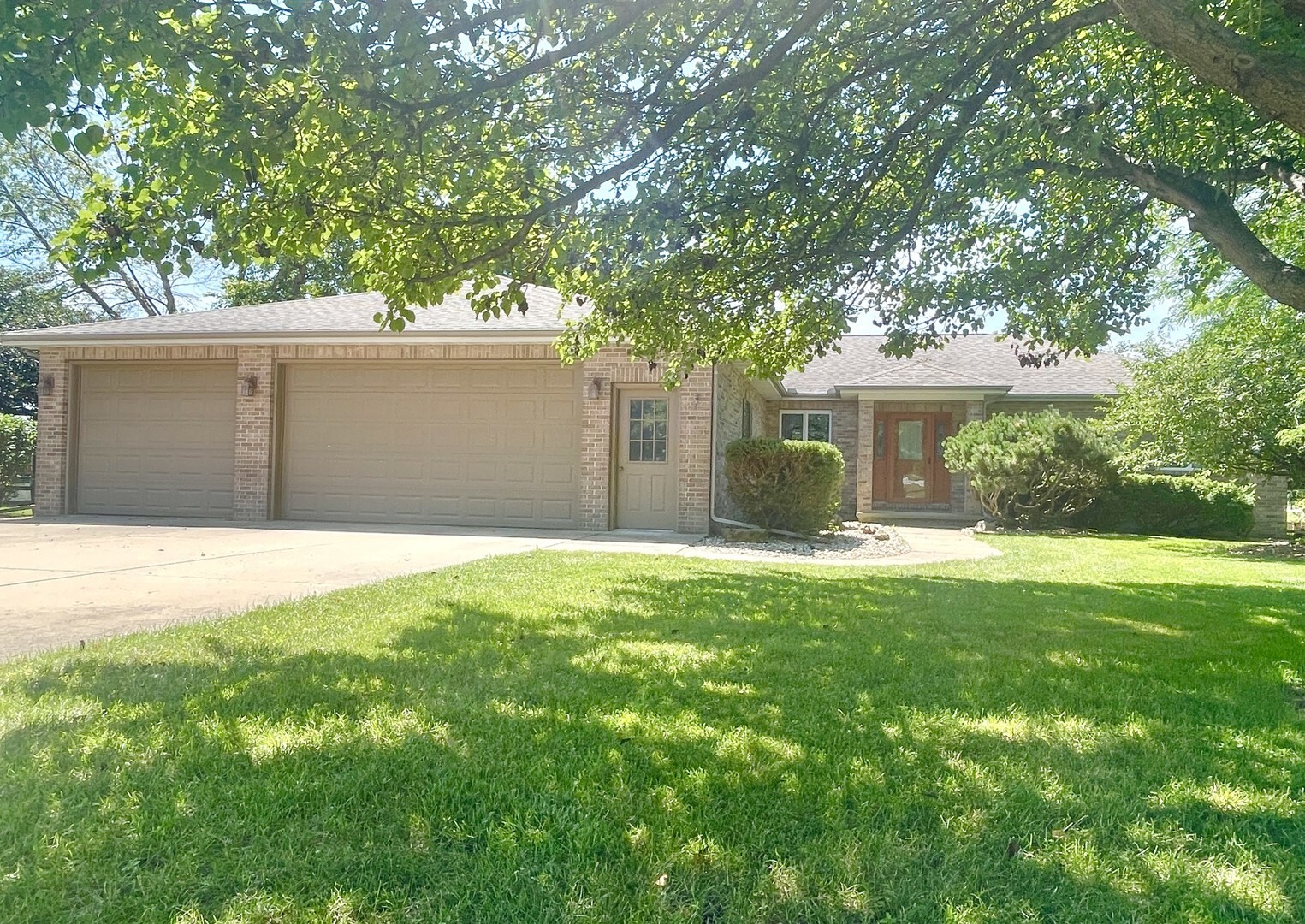 Property Photo: 210 Mary Senica Court IL 61301