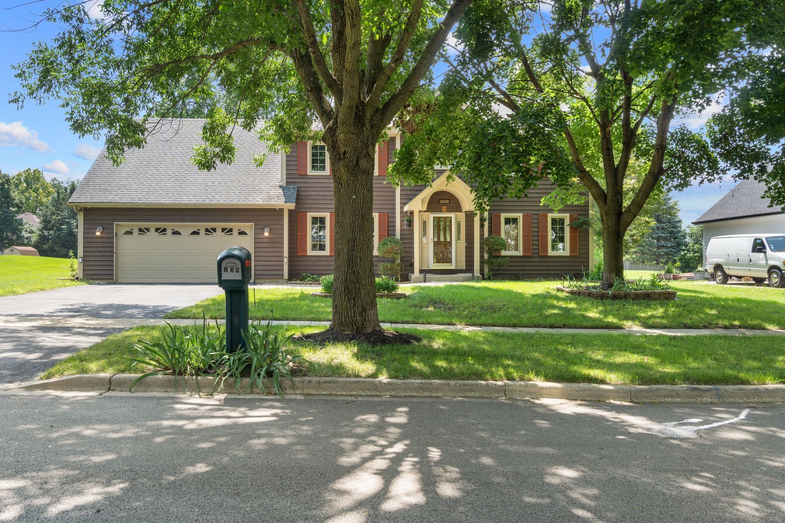 Property Photo: 130 Hill Court IL 60185