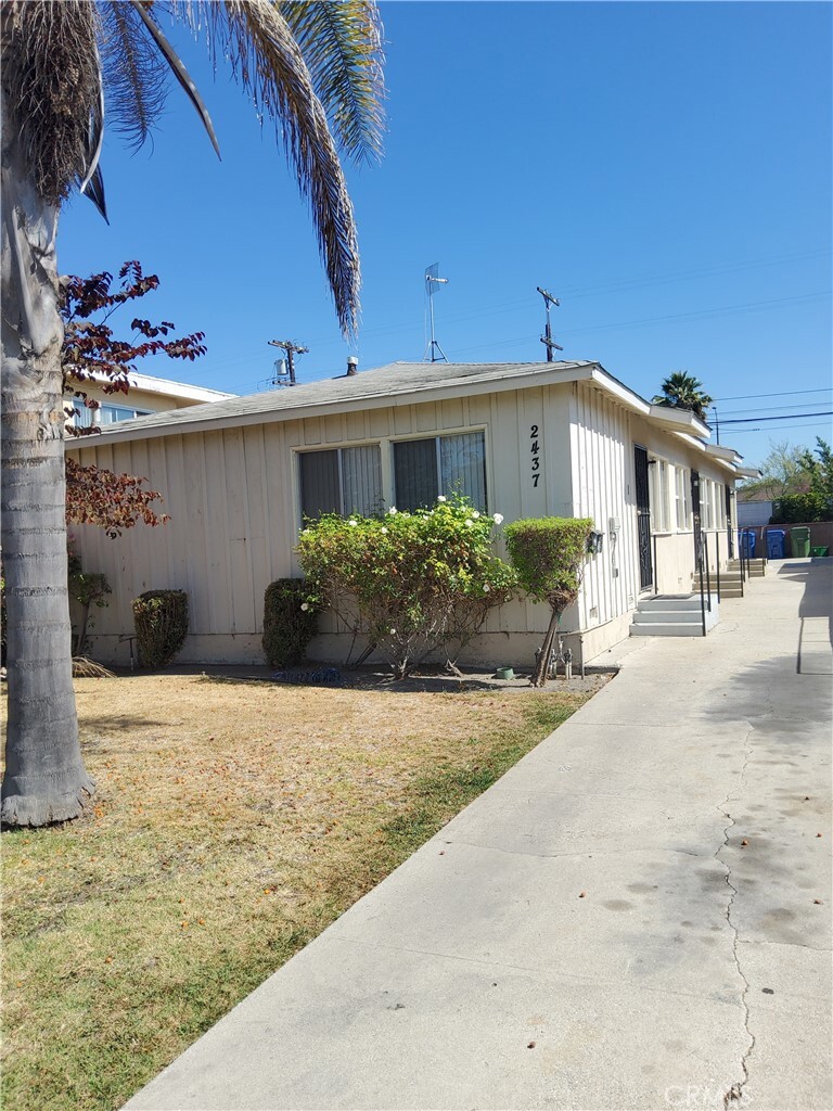 Property Photo:  2437 Exposition Place 2  CA 90018 