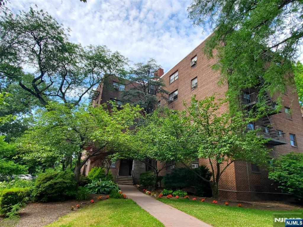 Property Photo:  3001 Edwin Avenue 2D  NJ 07024 