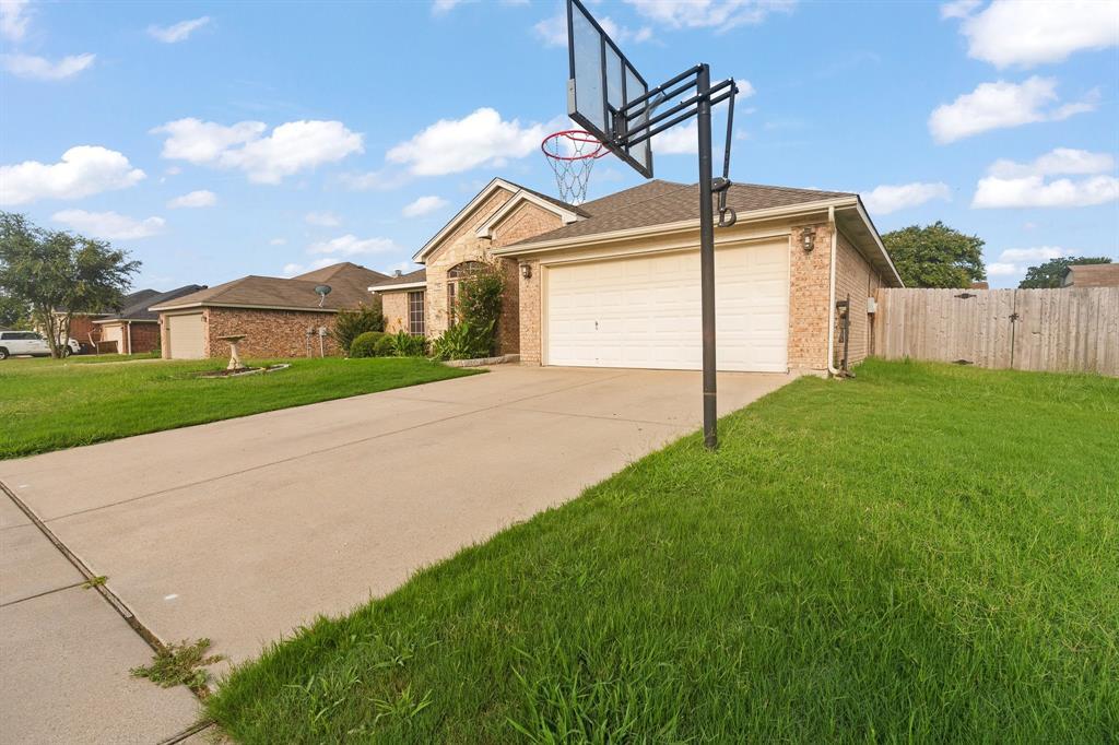 Property Photo: 726 E Sheila Circle TX 76058