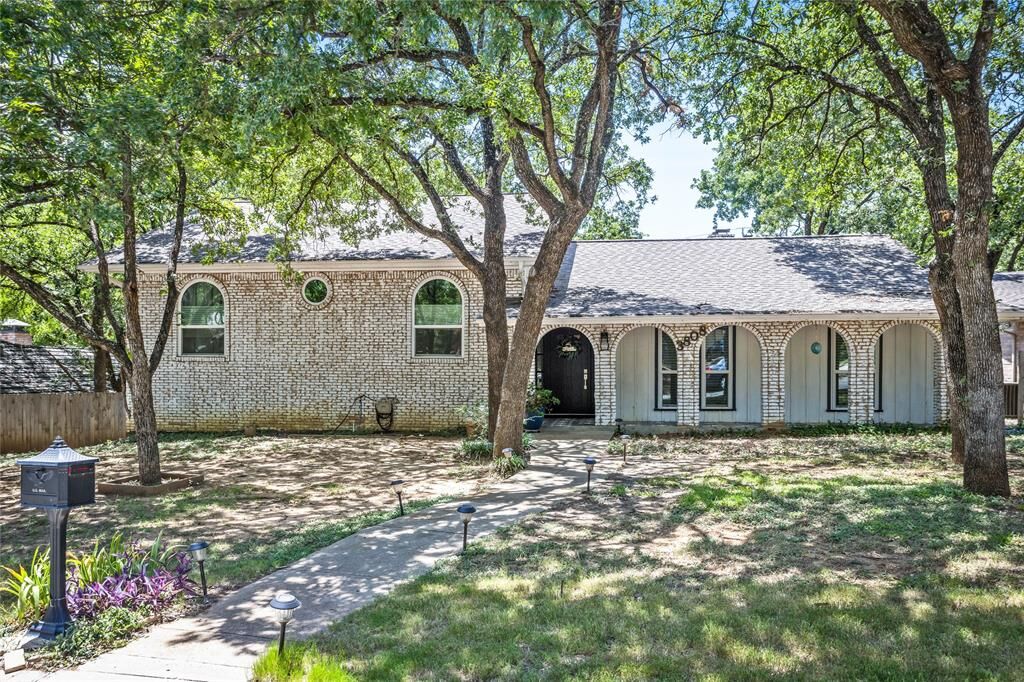 Property Photo: 3808 Hastings Drive TX 76013