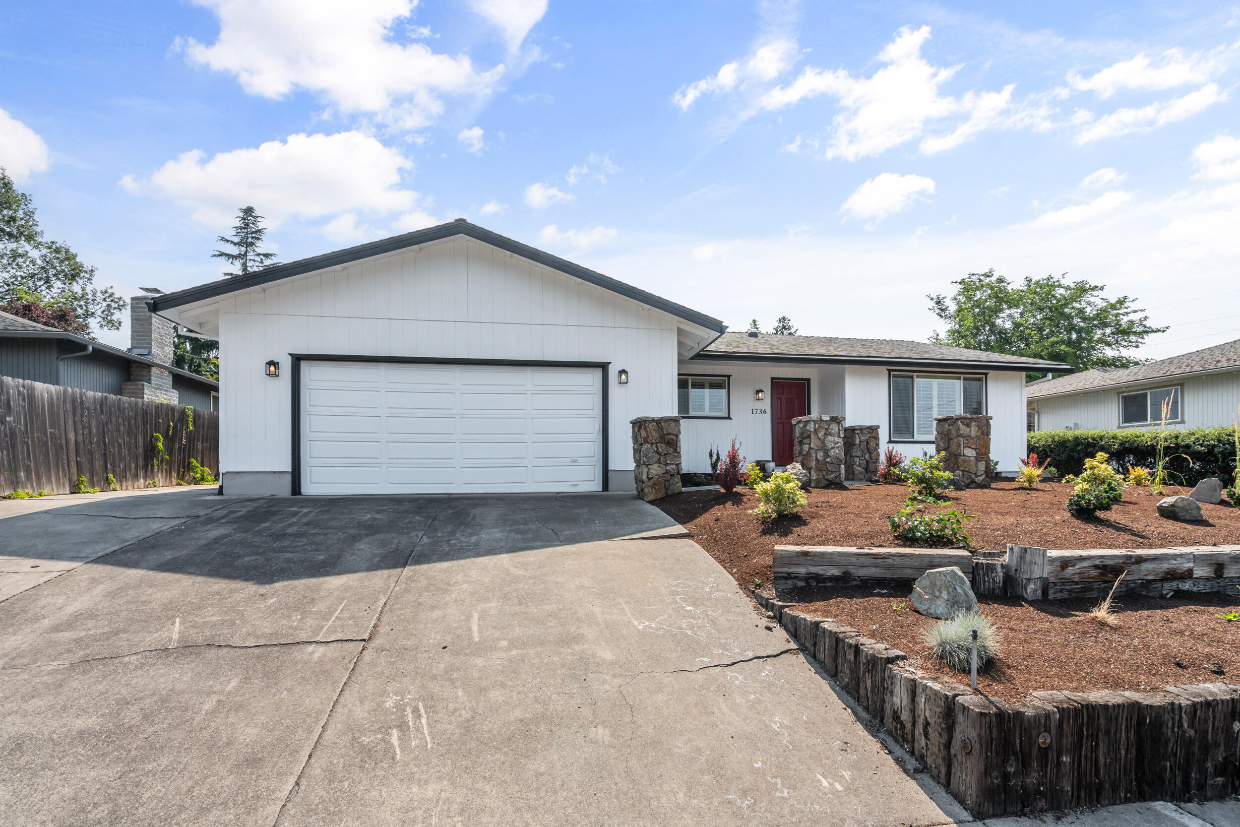 Property Photo: 1736 Inverness Drive OR 97504
