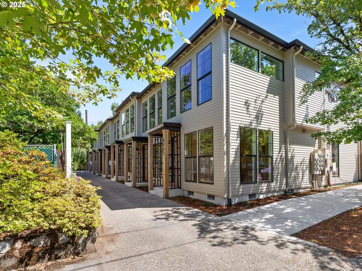 Property Photo: 6005 NE 30th Ave 7 OR 97211