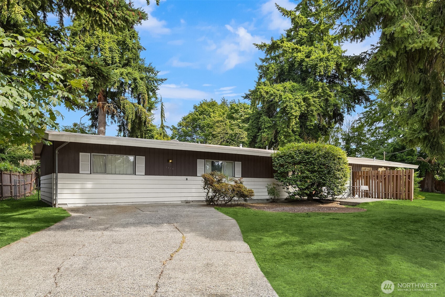 Property Photo: 1816 114th Avenue NE WA 98004