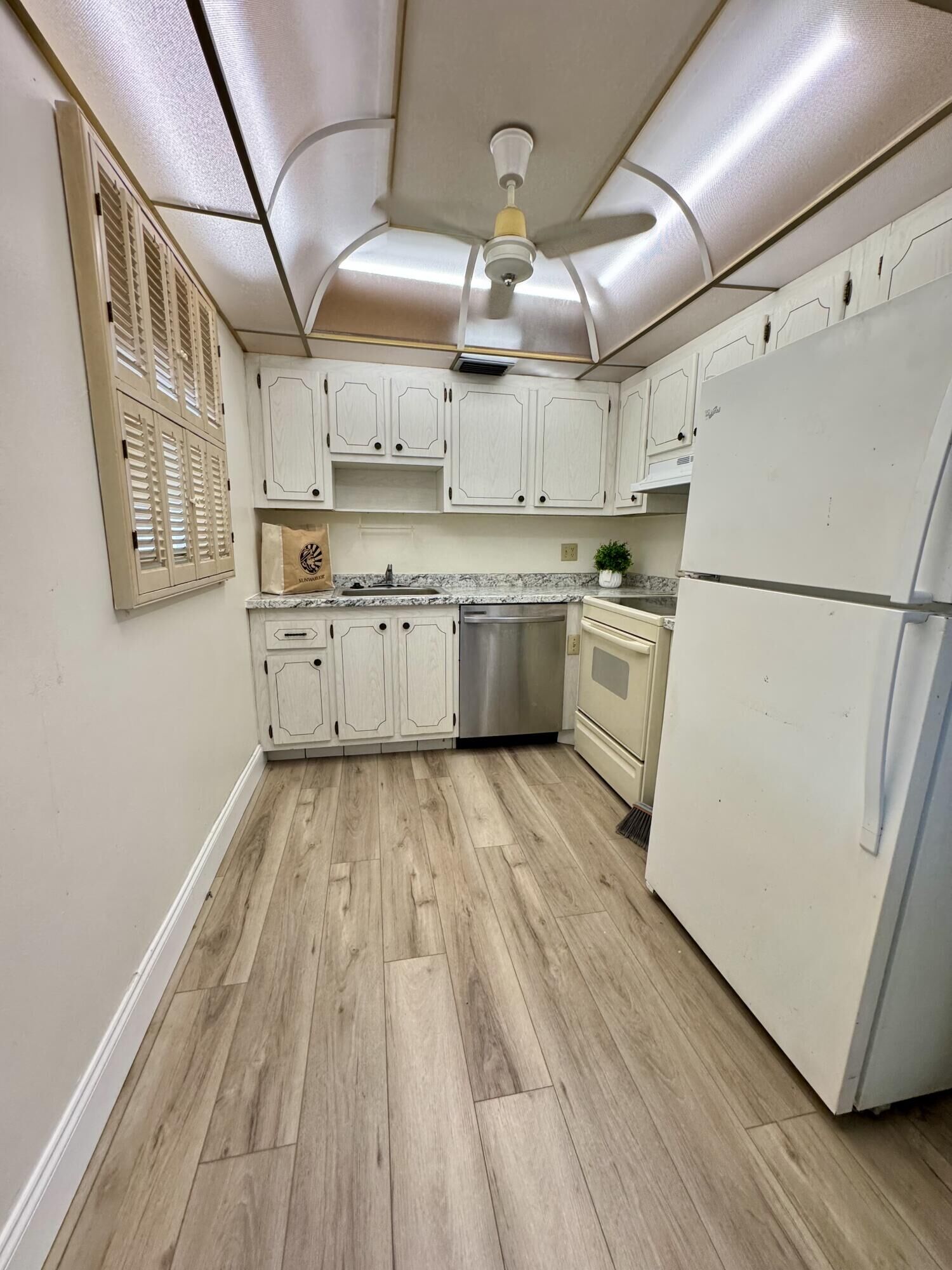 Property Photo: 460 Saxony J FL 33446