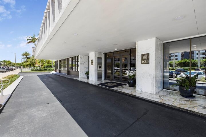Property Photo: 625 Biltmore Way 902 FL 33134