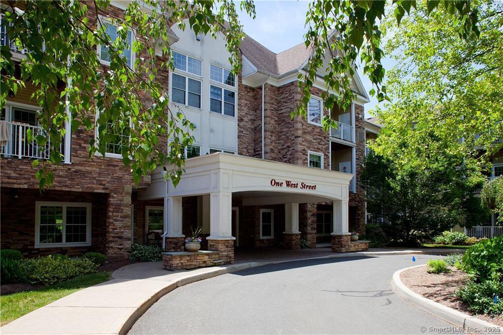 Property Photo:  