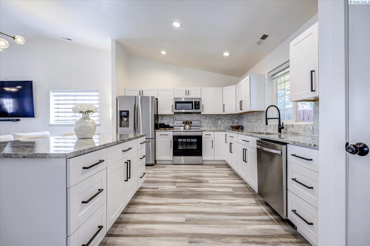 Property Photo: 214 S Belfair Pl WA 99336