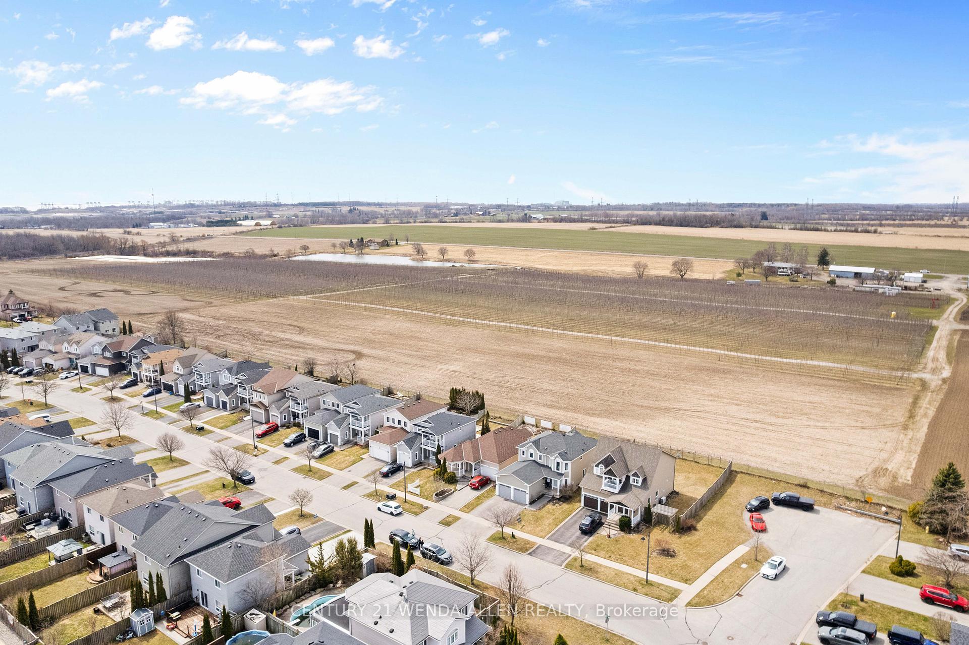 Property Photo:  6 Hammond Street  ON L1C 5E5 