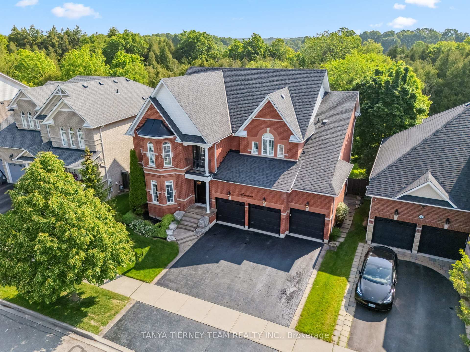 Photo de la propriété: 17 Covington Drive ON L1M 2K6