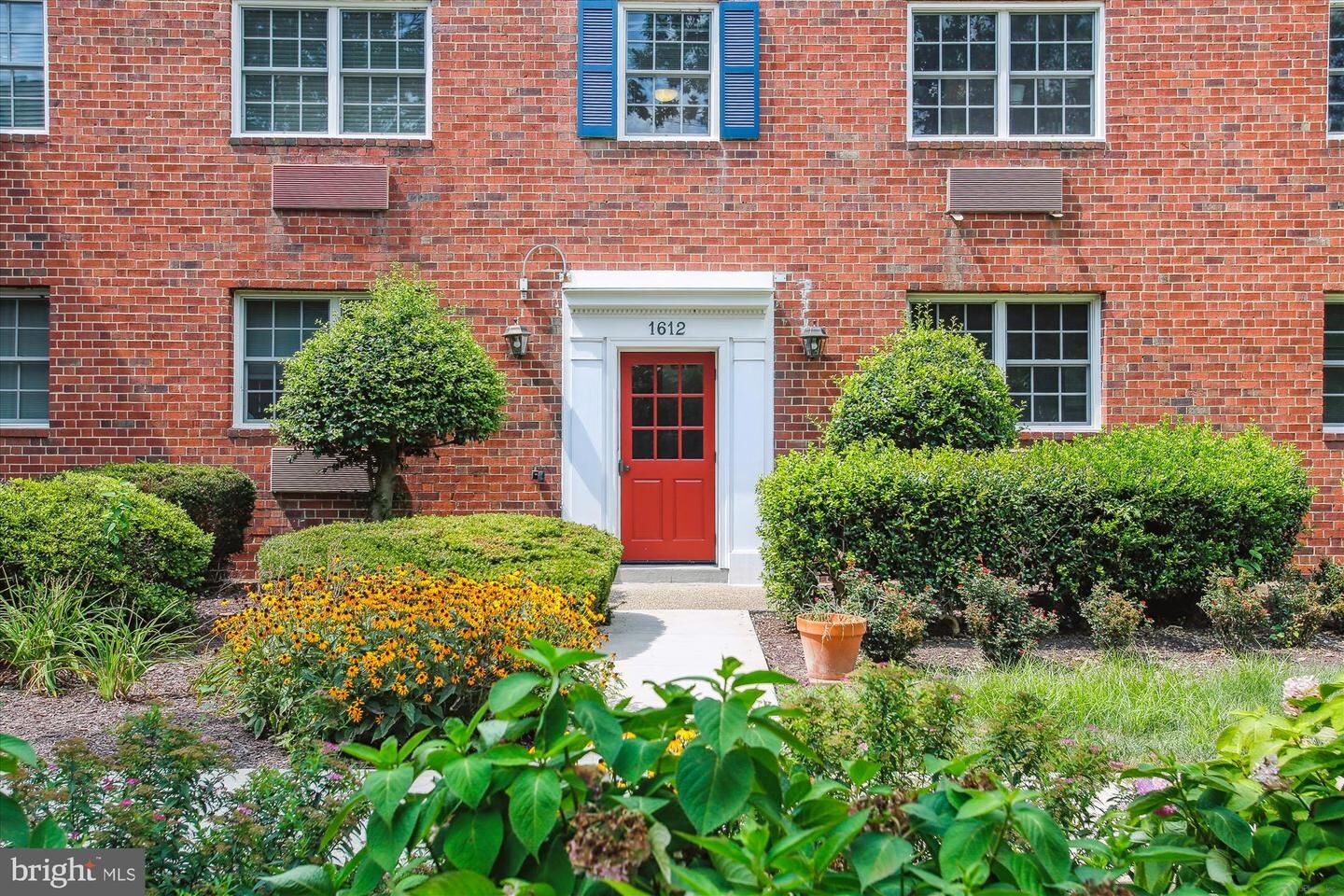 Property Photo:  1612 W Abingdon Drive 202  VA 22314 