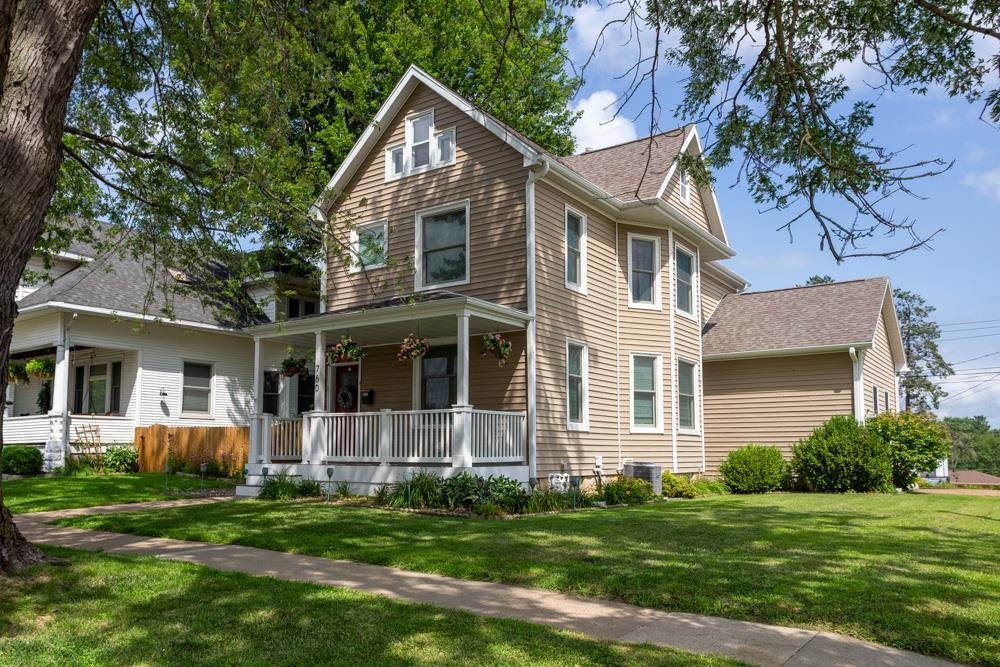 Property Photo: 760 S Grandview Avenue IA 52003