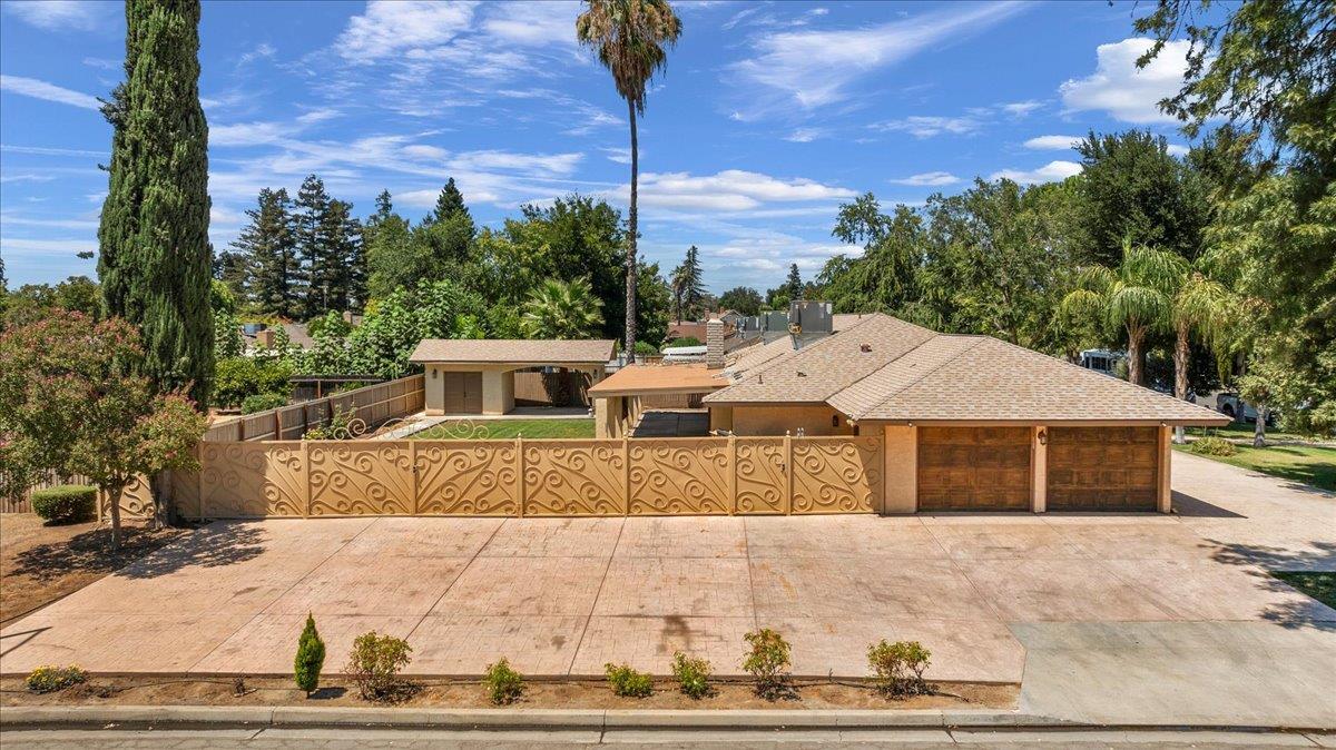 Property Photo:  1730 S Helm Avenue  CA 93727 