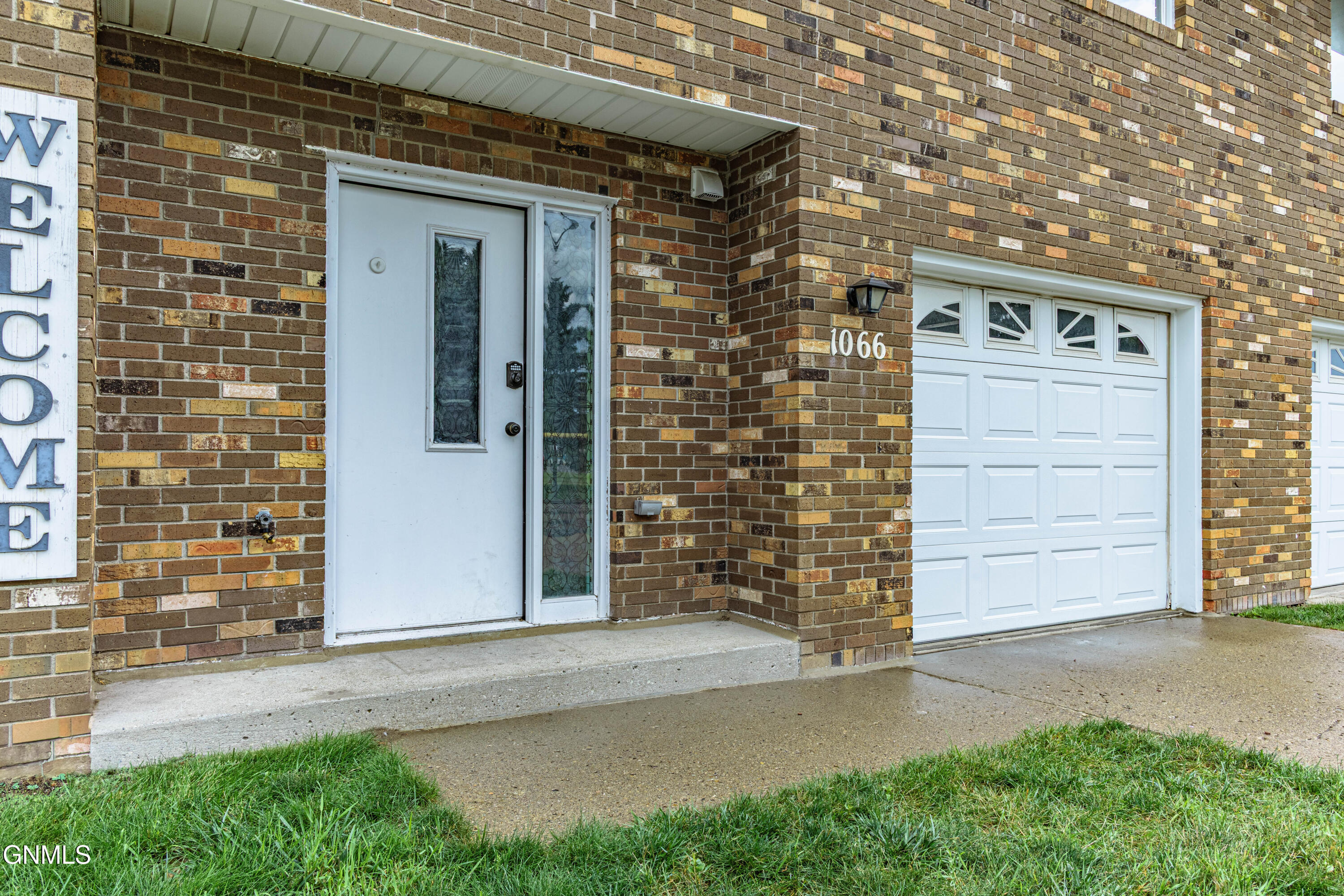 Property Photo:  1066 Pleasant Street  ND 58504 