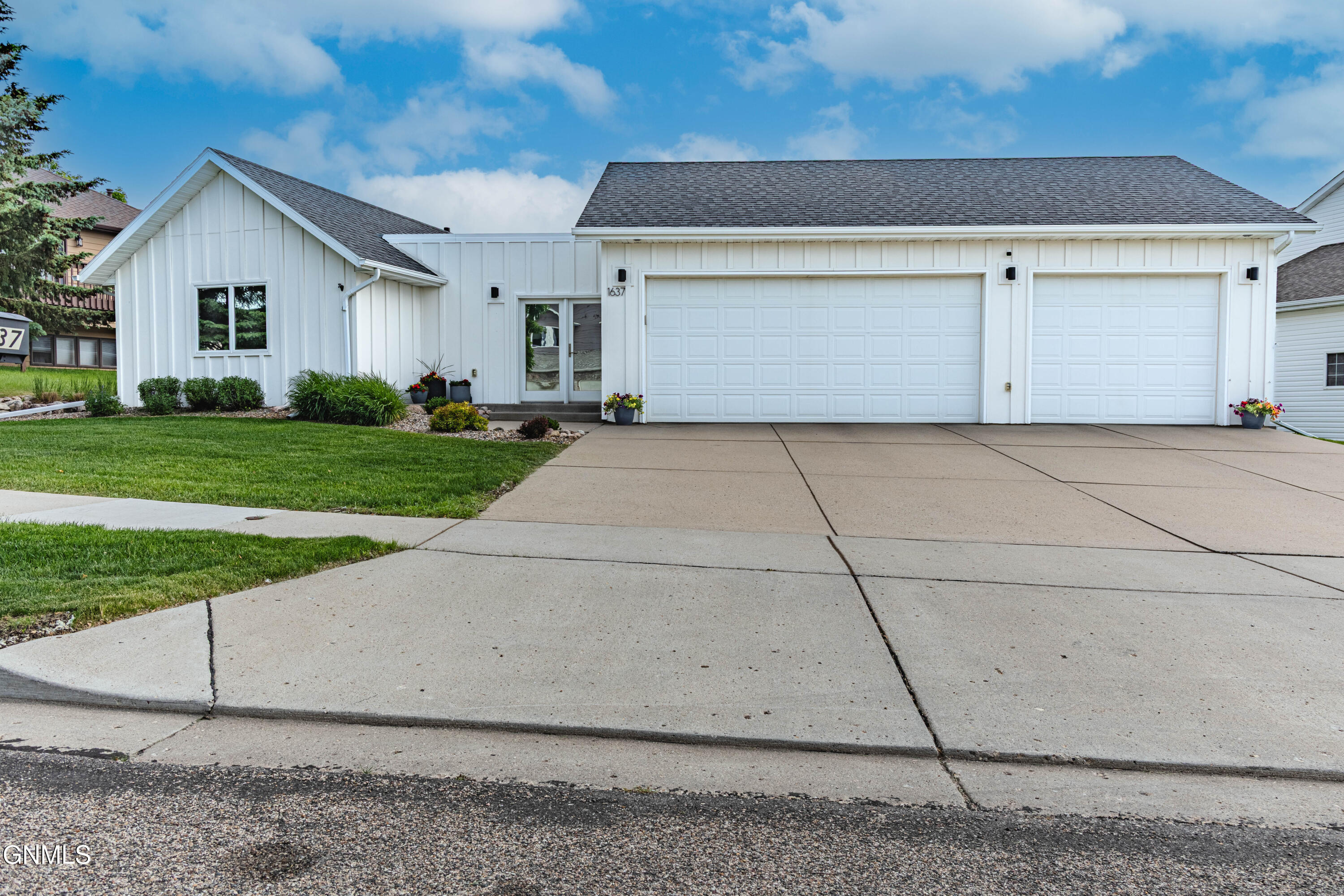 Property Photo:  1637 Canyon Drive  ND 58503 