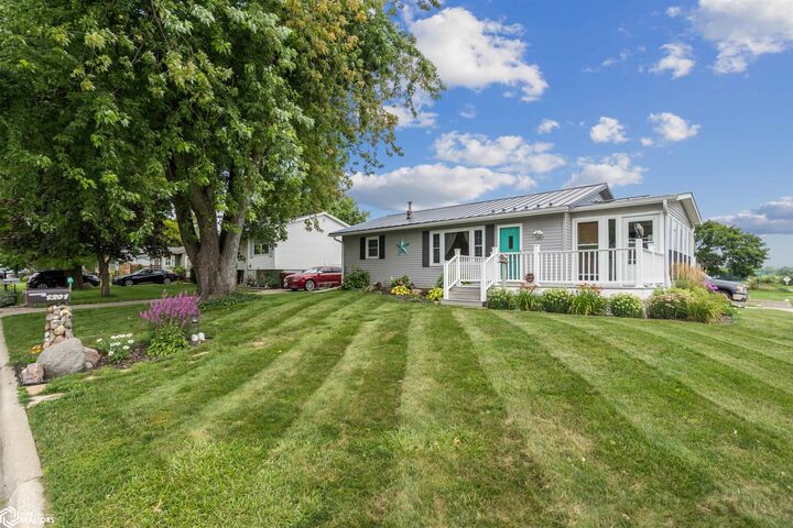 Property Photo:  1201 Rolling Meadows Road  IA 50158 