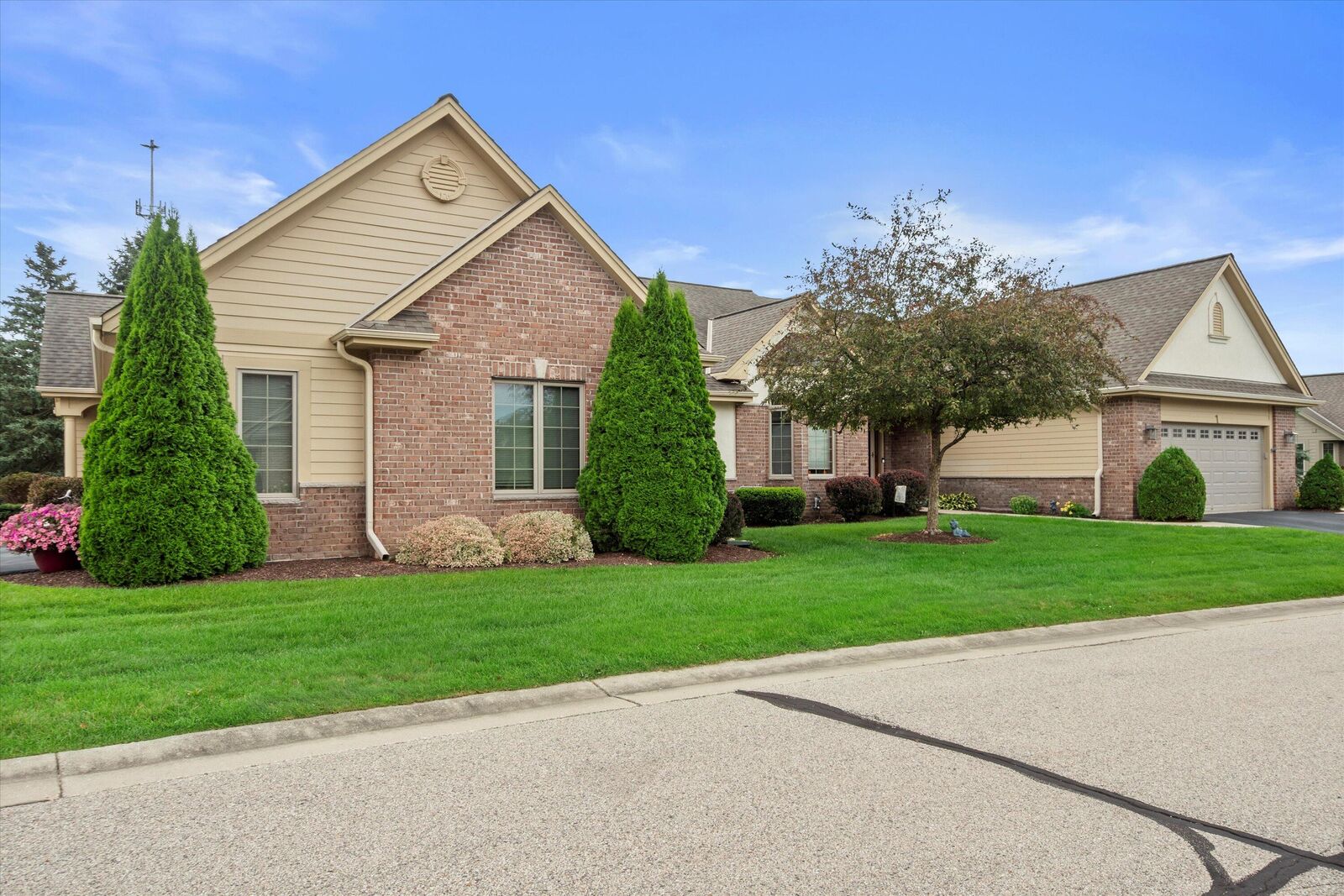 Property Photo:  207 Eagles Cove Cir  WI 53153 