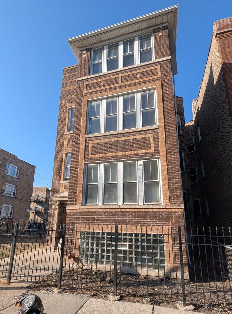 Property Photo:  3718 W Polk Street  IL 60624 