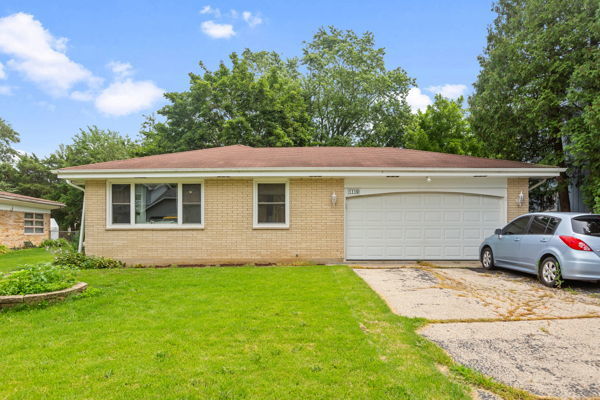 Property Photo:  1110 Poplar Street  IL 60156 