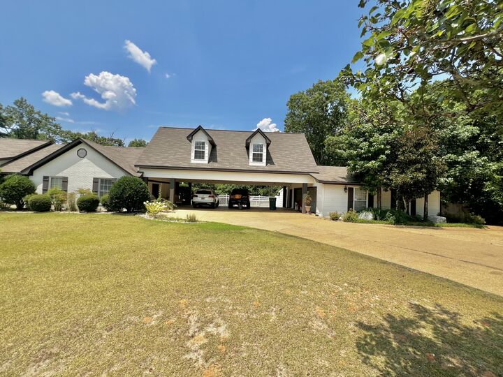 Property Photo:  1996 Oakview Drive  MS 38804 
