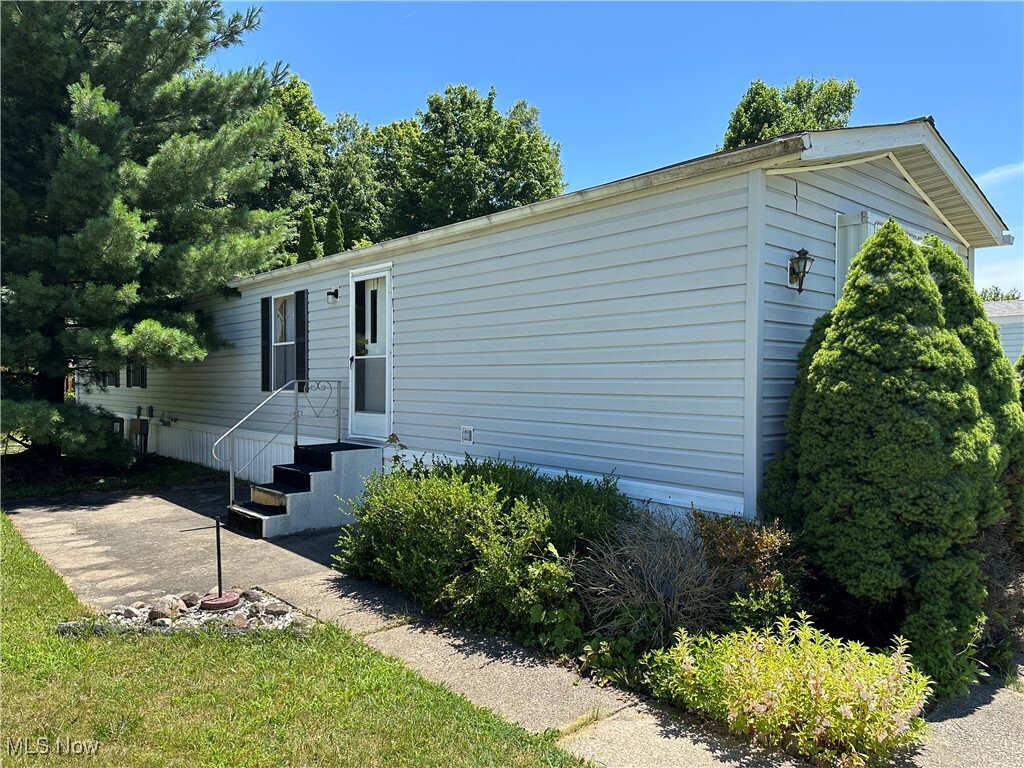 Property Photo: 10138 William Henry Drive OH 44241