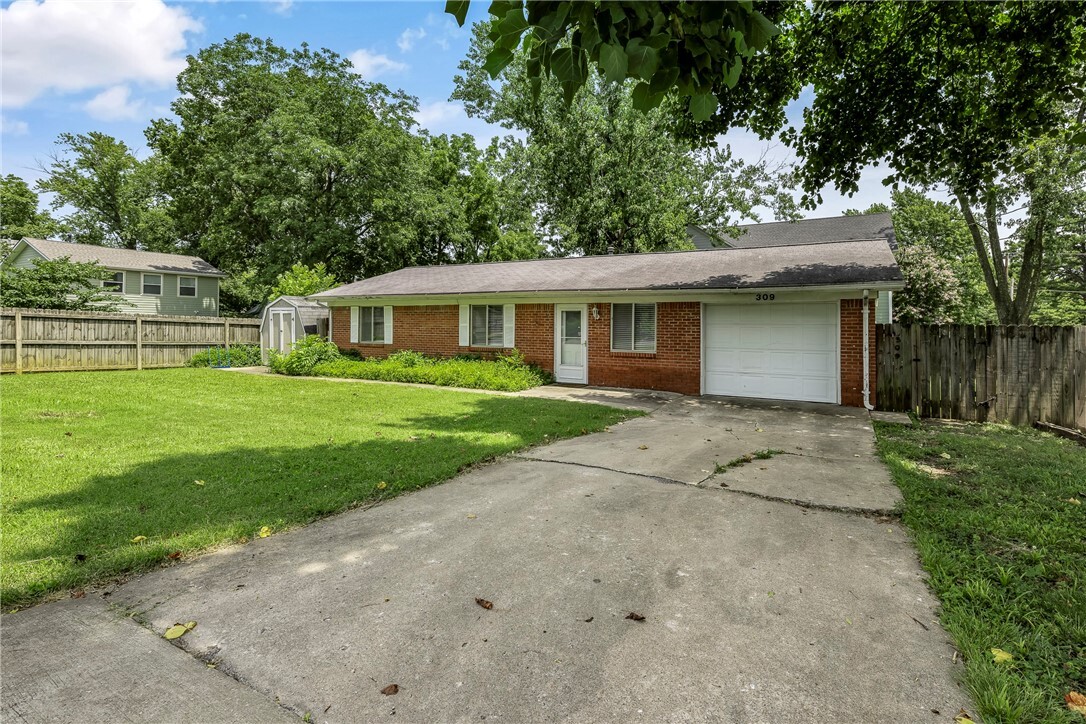 Property Photo: 309 SE B Street AR 72712