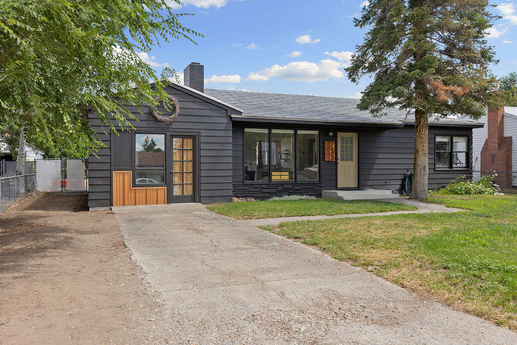 Property Photo:  755 NE Ochoco Avenue  OR 97754 