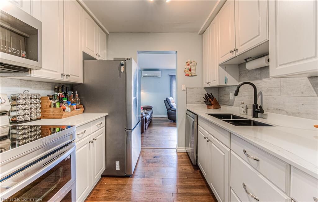 Property Photo: 26 Cedarhill Crescent ON N2E 2H4