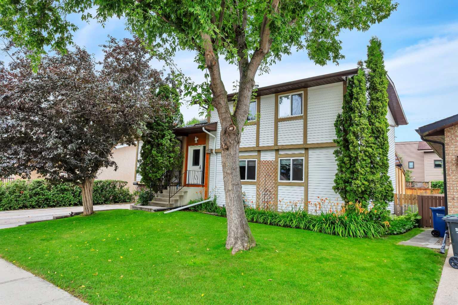 Property Photo: 38 Wiltshire Boulevard AB T4N 3H4