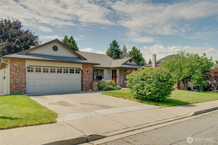 Property Photo:  808  12th Street NE  WA 98802 
