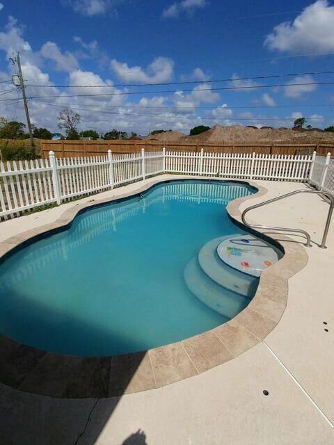 Property Photo: 925 SE Albatross Avenue FL 34983