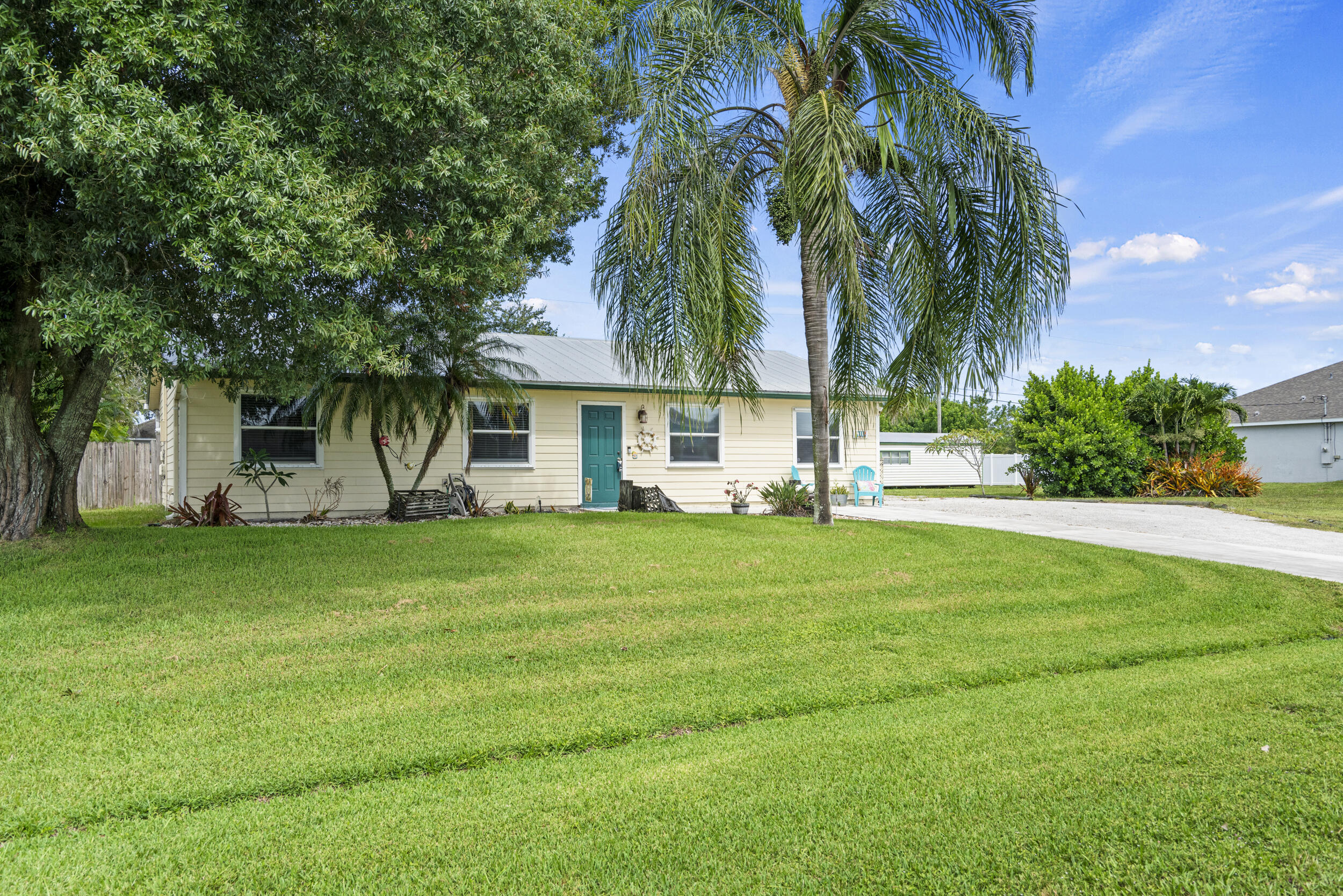 Property Photo: 416 SW Bradshaw Circle FL 34953