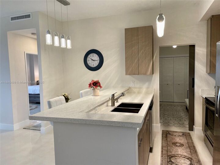 Property Photo:  10185 Collins Ave Ph06(+Den)  FL 33154 