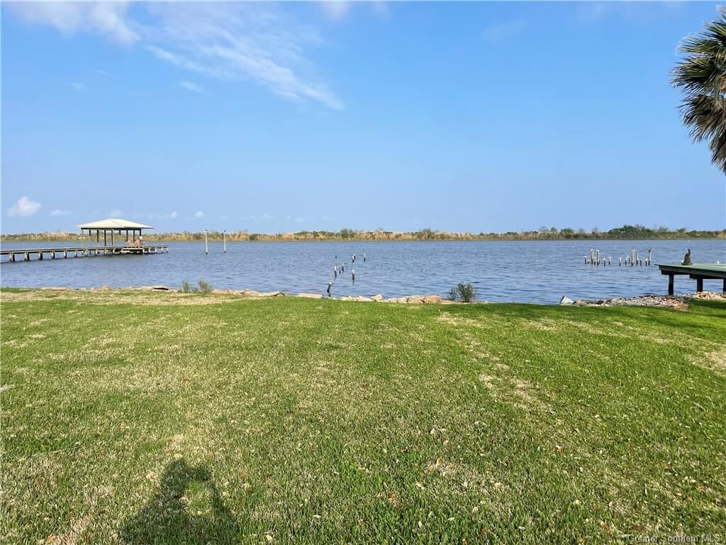 Property Photo: Lake Breeze Road LA